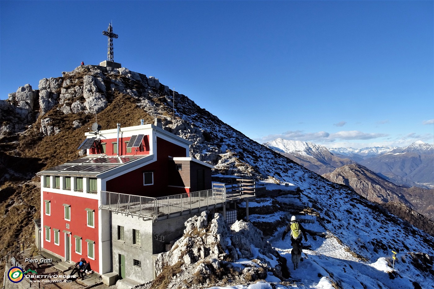 82 Rif. Azzoni (1860 m) e Punta Cermenati (1875 m) in Resegone.JPG -                                